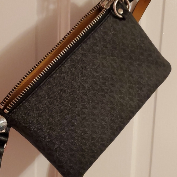 Michael Kors belt clutch - Picture 3 of 3